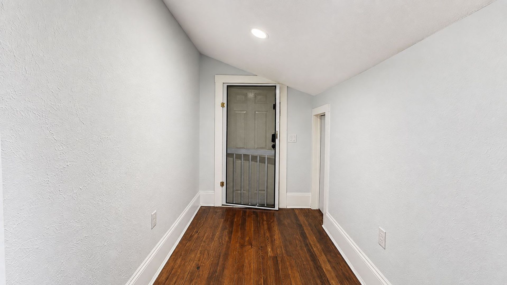 Unique 2 Bedroom Apartment in Downtown Leesburg Across from the Park – photo 3