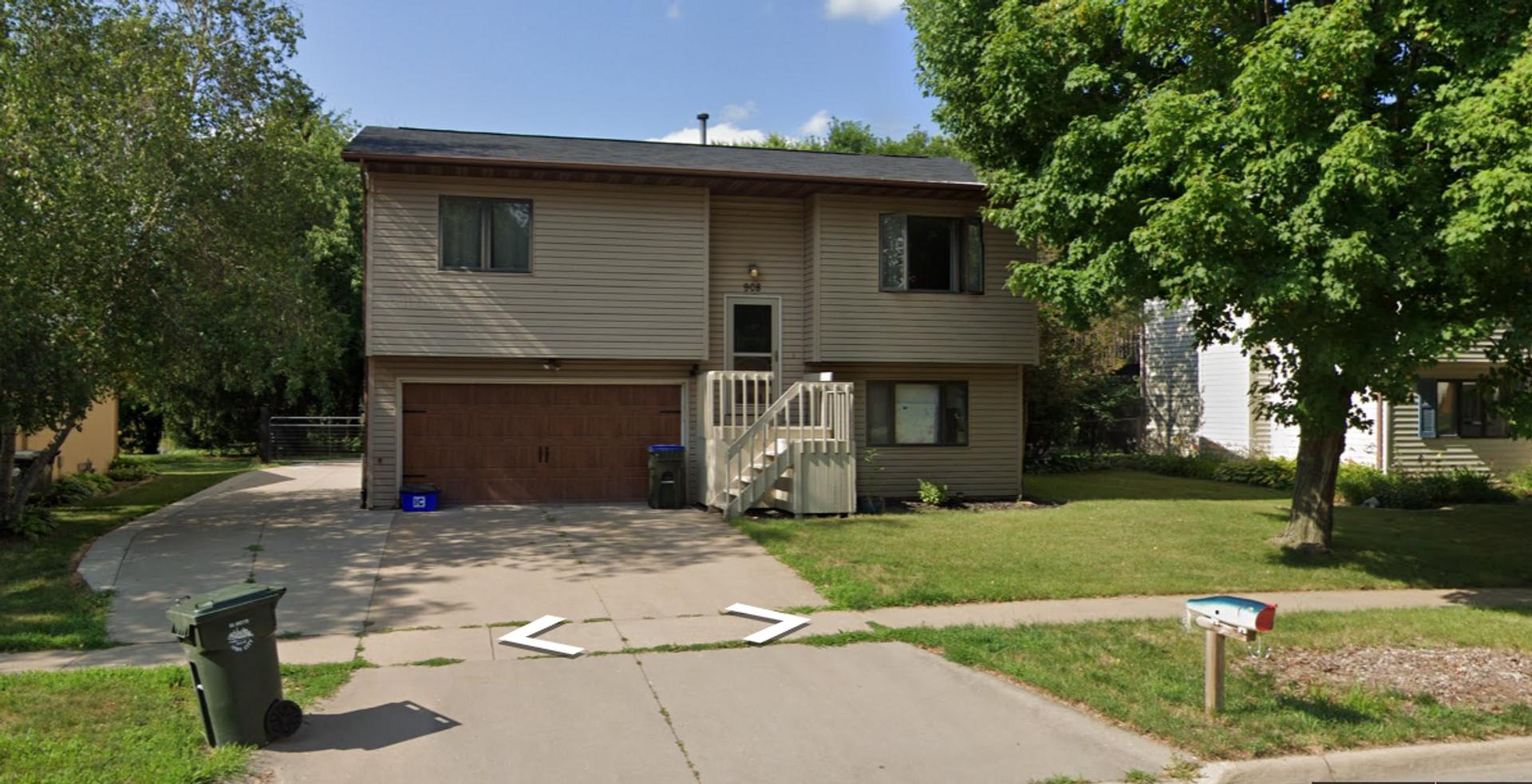 2900 5 Bedroom 3 Bath Fenced Backyard Deck Laundry Basement – photo 1