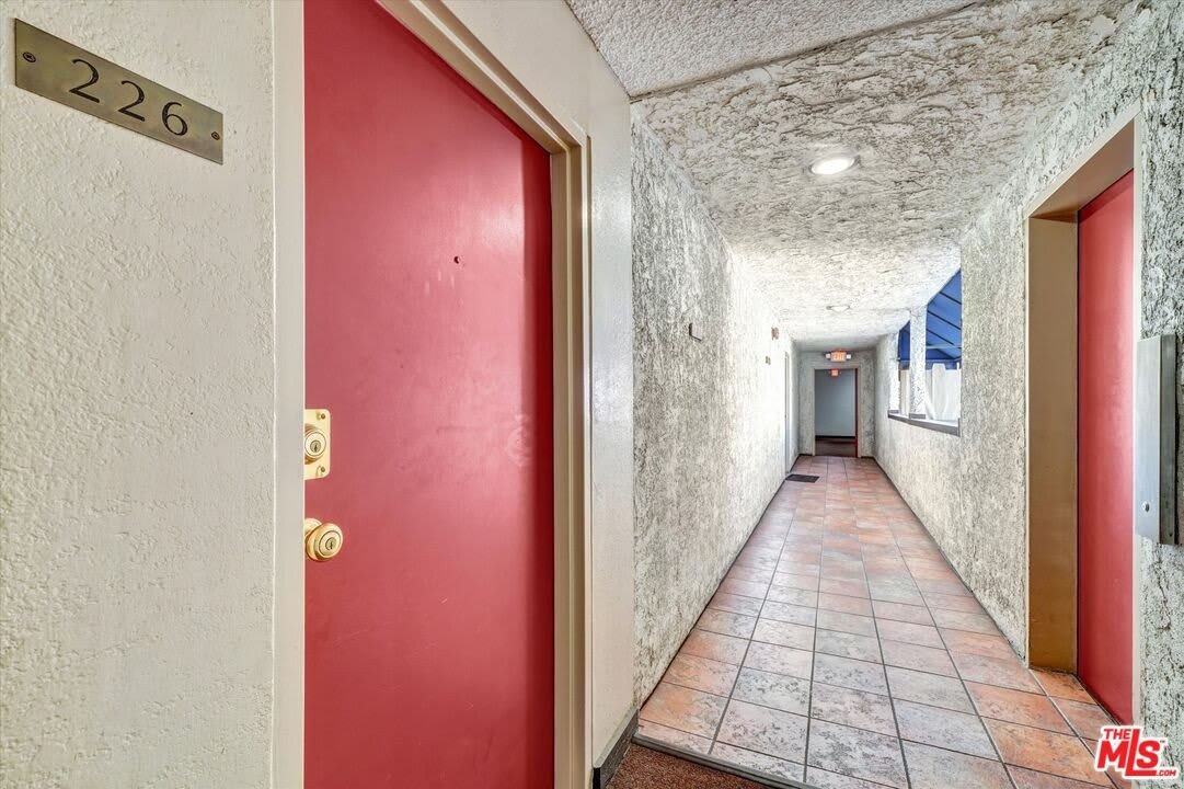 18530 Hatteras St – photo 2
