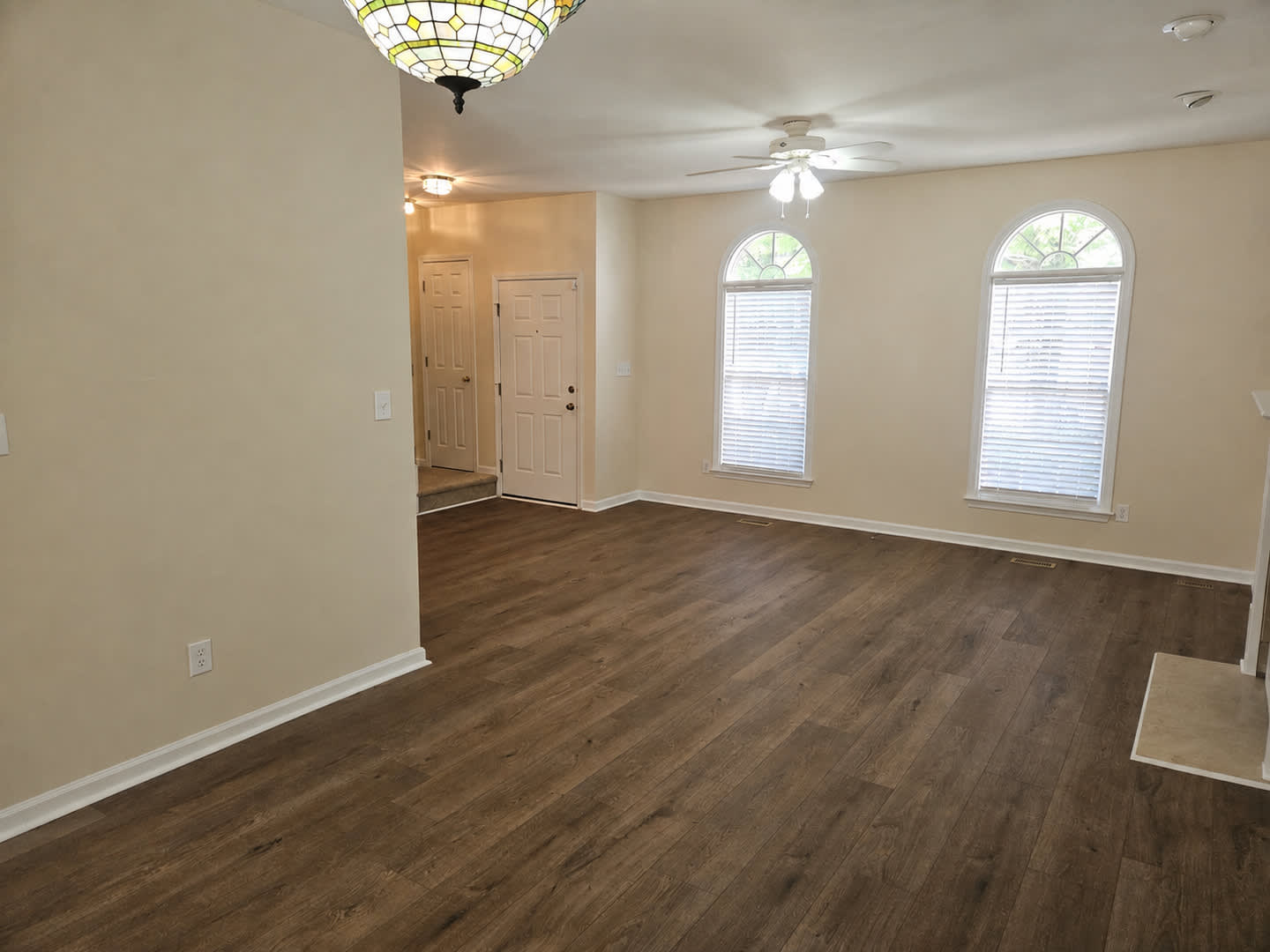 Incredible end unit townhome!! 3br/2.5ba, sunroom, great schools!! Available Now! – photo 4