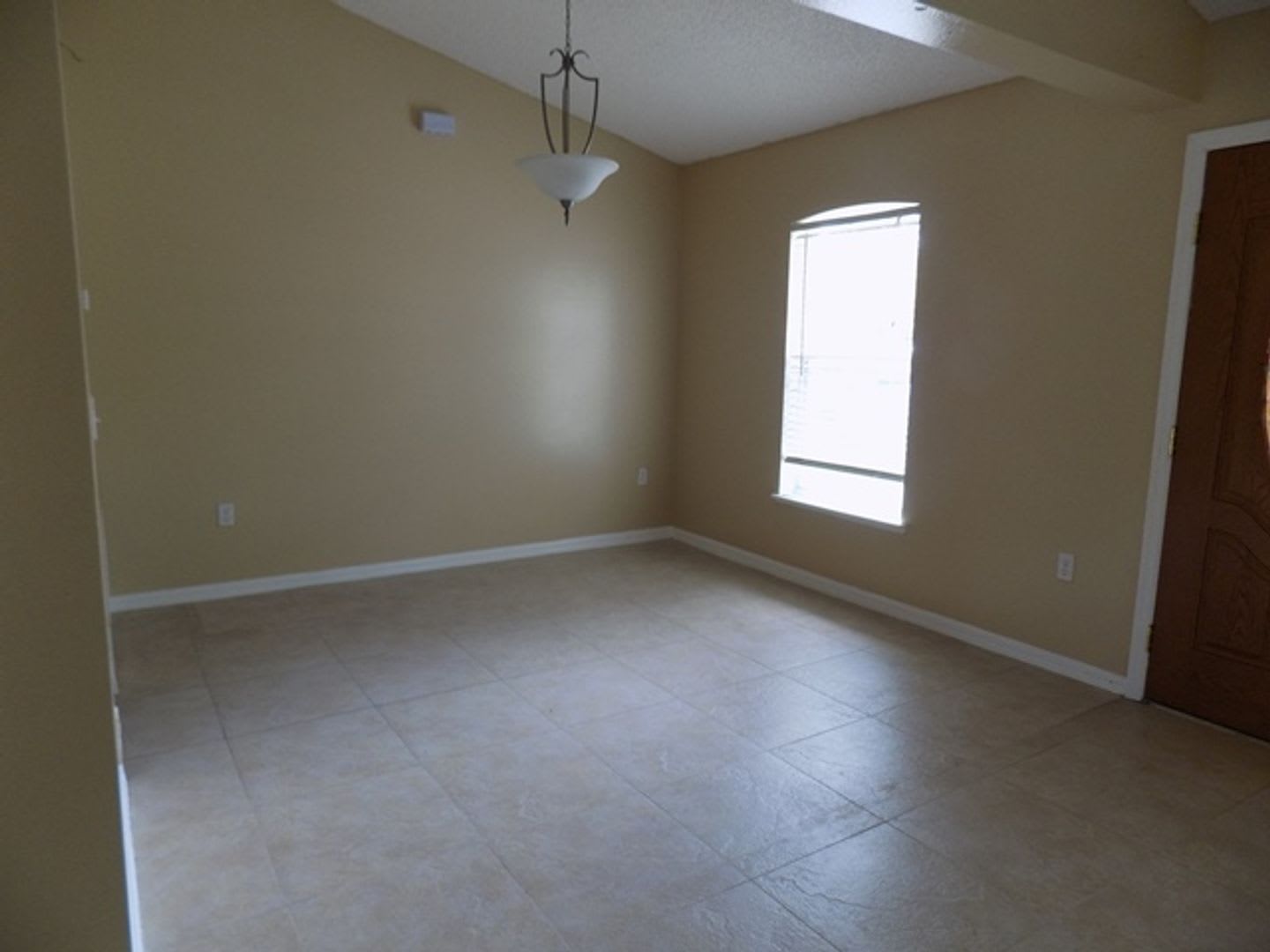 Eustis 3/2, Central A/C, Attached Garage, large backyard – photo 2