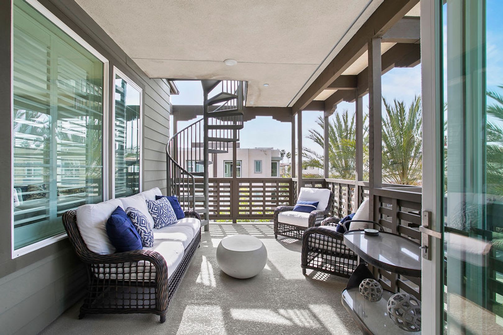 Luxurious Furnished Poolside Penthouse With Ocean Views – photo 2
