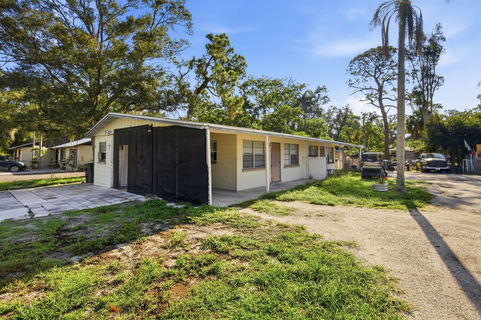 Cozy 1-Bedroom Corner Unit with Large Yard! – photo 2