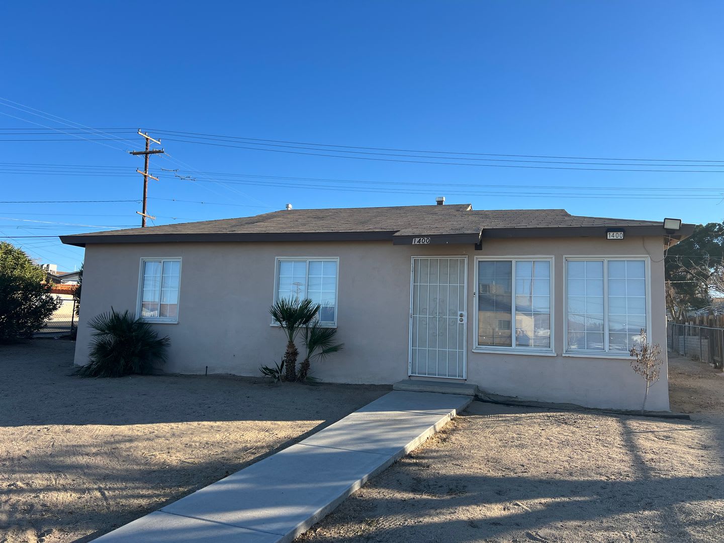 3 Bedroom 1 Bathroom House with Huge Fenced Yard Near Schools, Park & Community Pool – photo 2