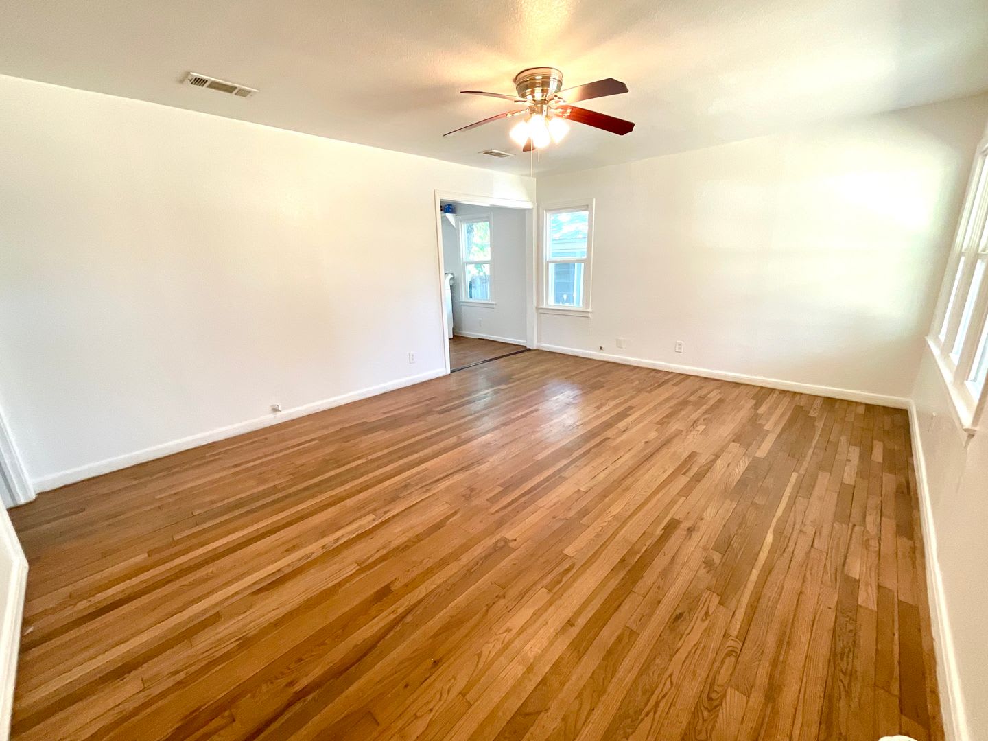 Charming 2 Bedroom House with Detached Garage & Workshop in the Heart of Llano! – photo 2