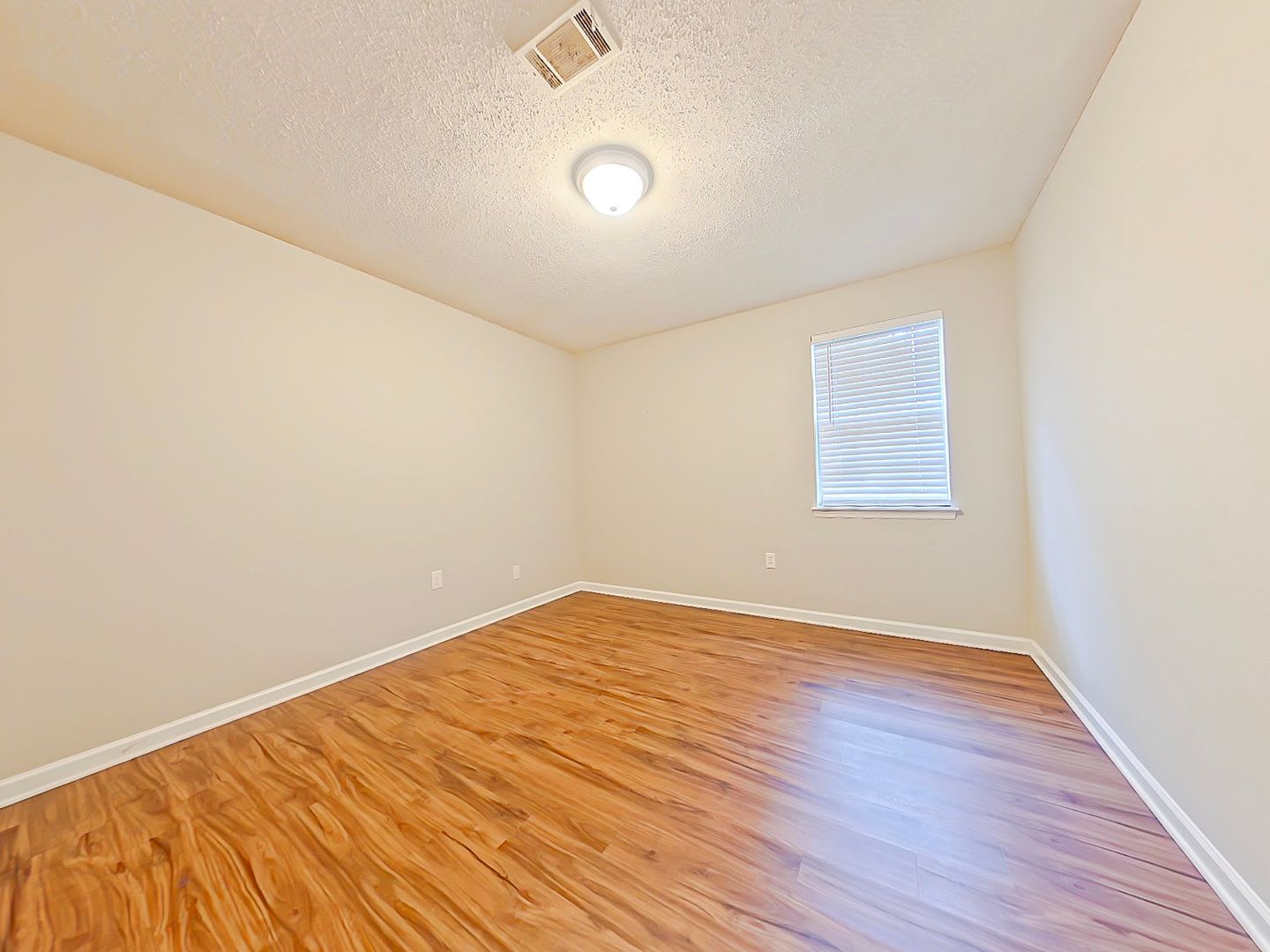 3 Bedroom 2 Bath Home in Martinez – photo 4