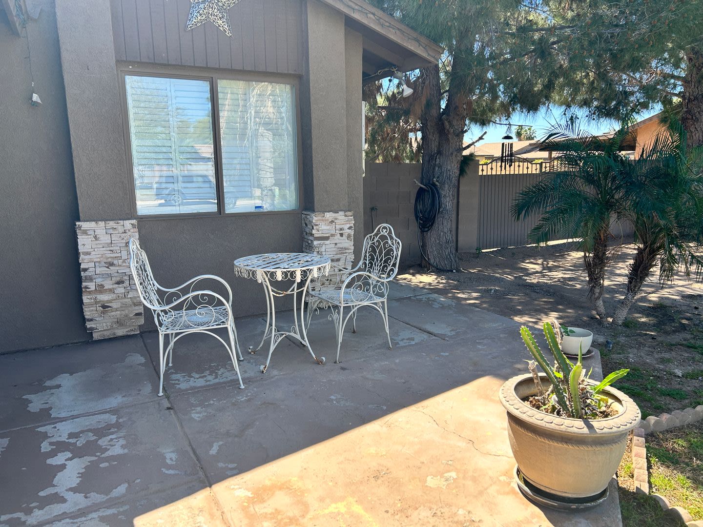Charming 3-Bedroom Home with Wood Flooring and Large Yard in Yuma – photo 2