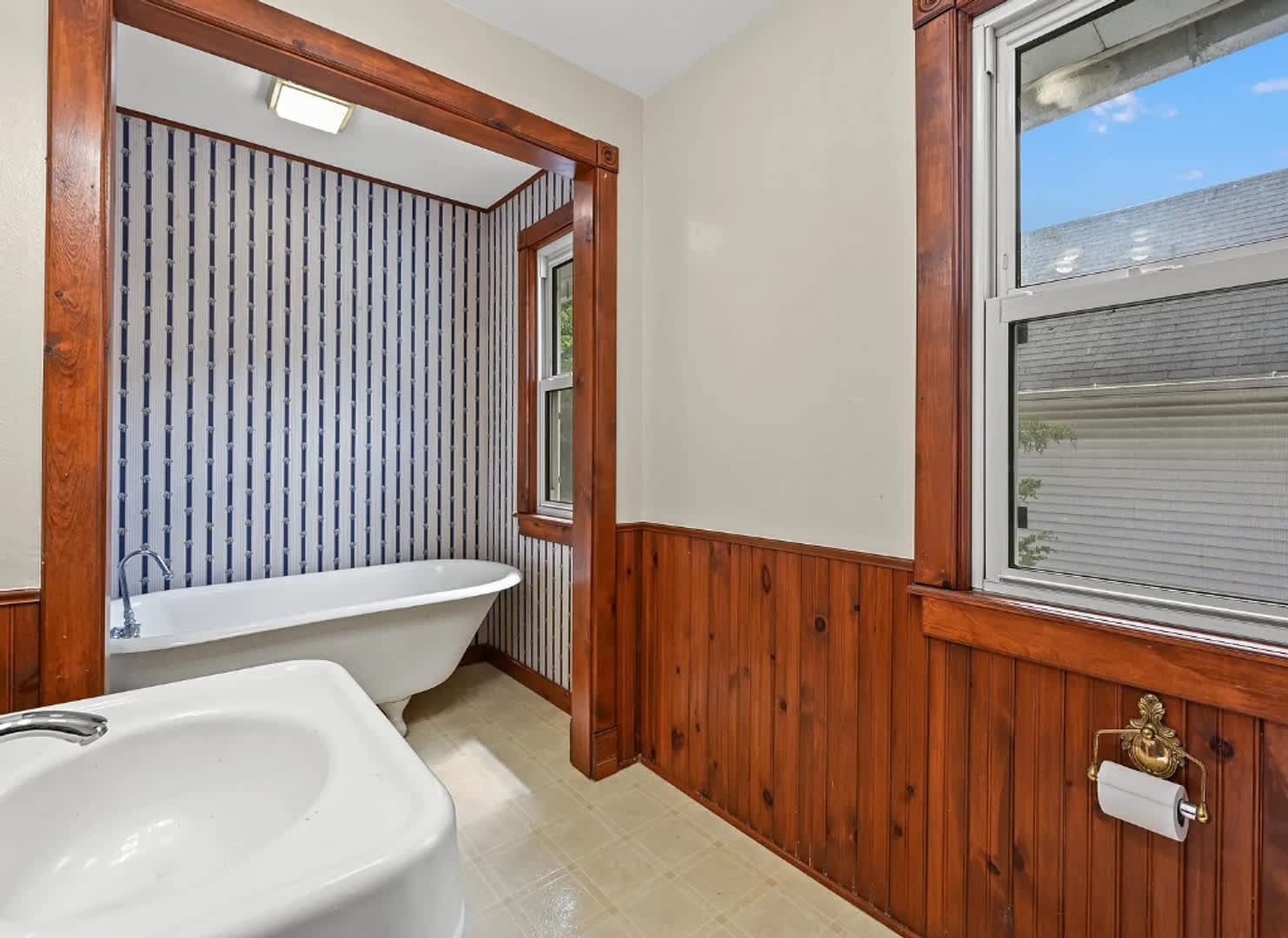 4 bedroom 2 bathroom unit that is fully renovated. – photo 2