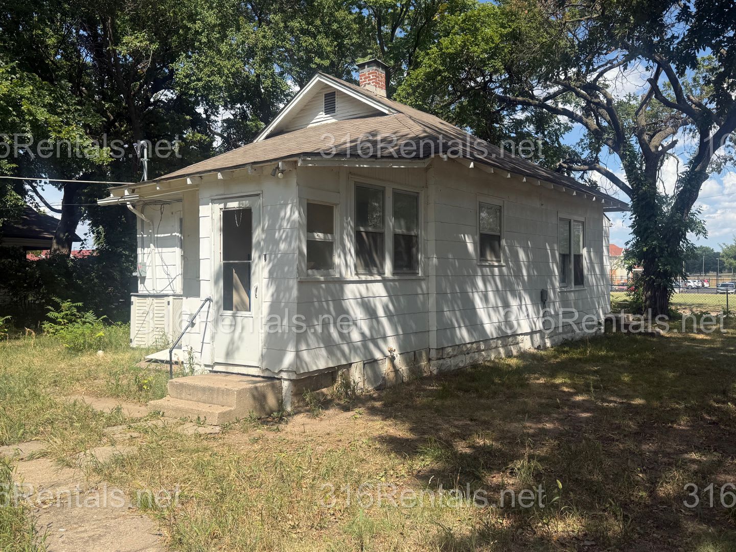 $1195- ** COMING SOON** 3 bedroom / 1 bathroom – photo 1