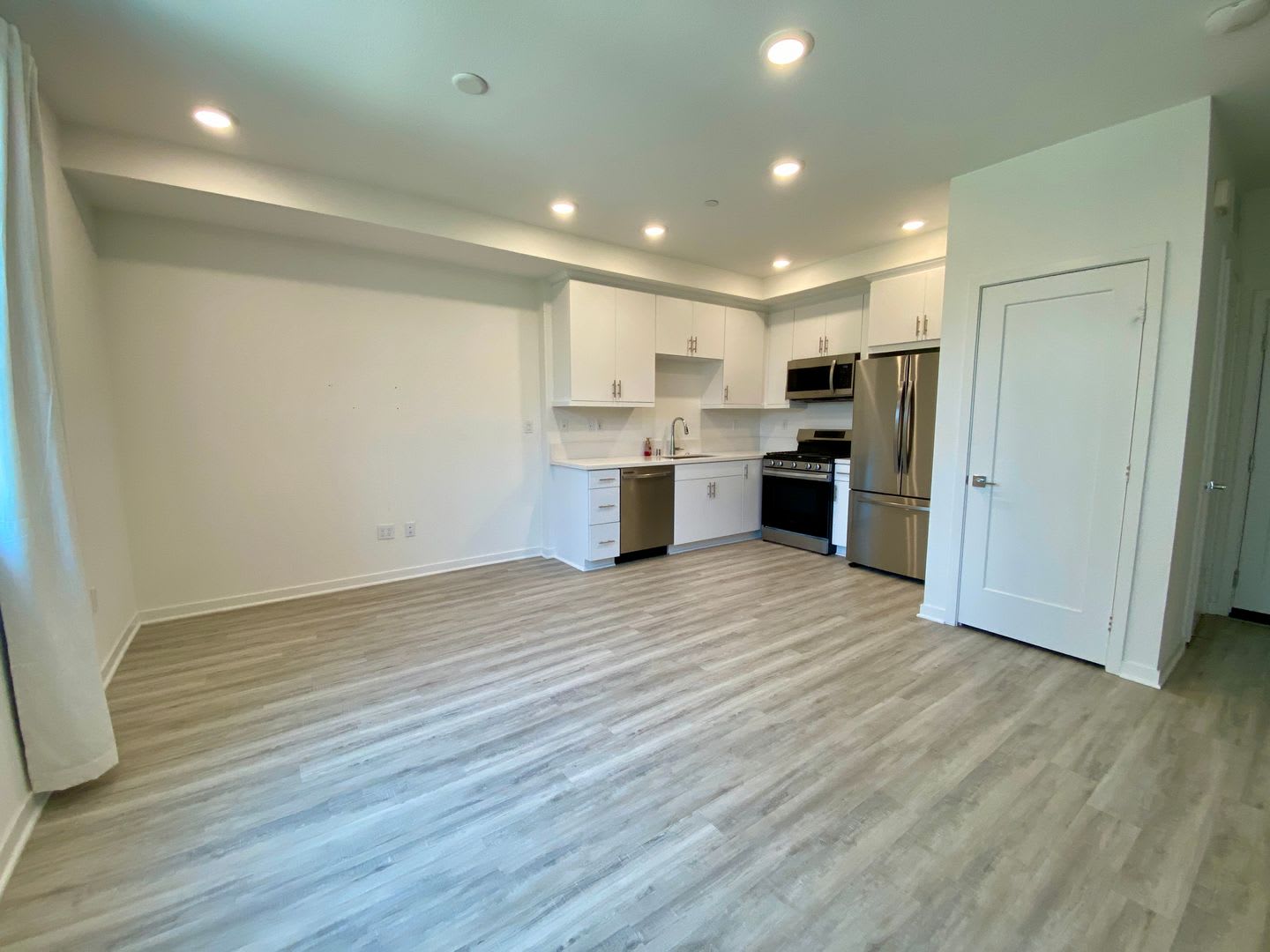 Modern 2 Story 1-Bedroom, 1.5-Bath Townhouse in Covina – photo 2