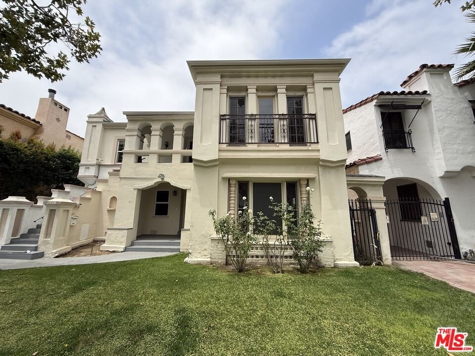 211 S Arnaz Dr – photo 1