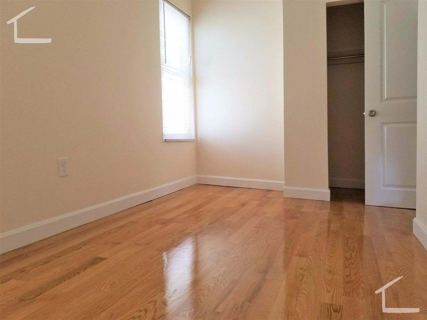 Nicely renovated 4 bed unit near the Commuter Rail! – photo 4