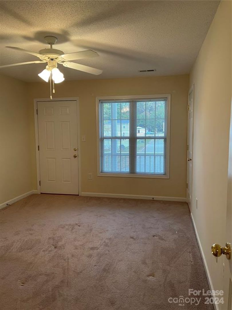 Charming 2 Bedroom Townhouse with Included Lawncare – photo 4