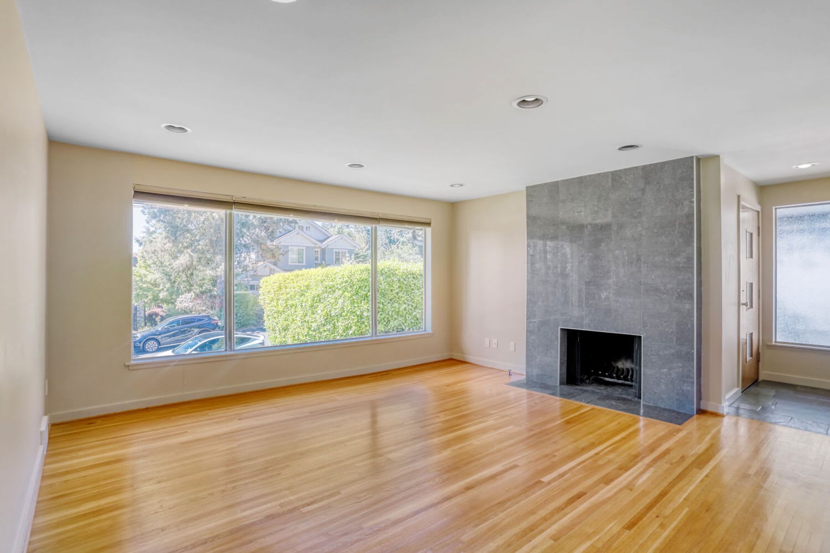 3Bd 1 75Ba Bellevue Home – photo 3
