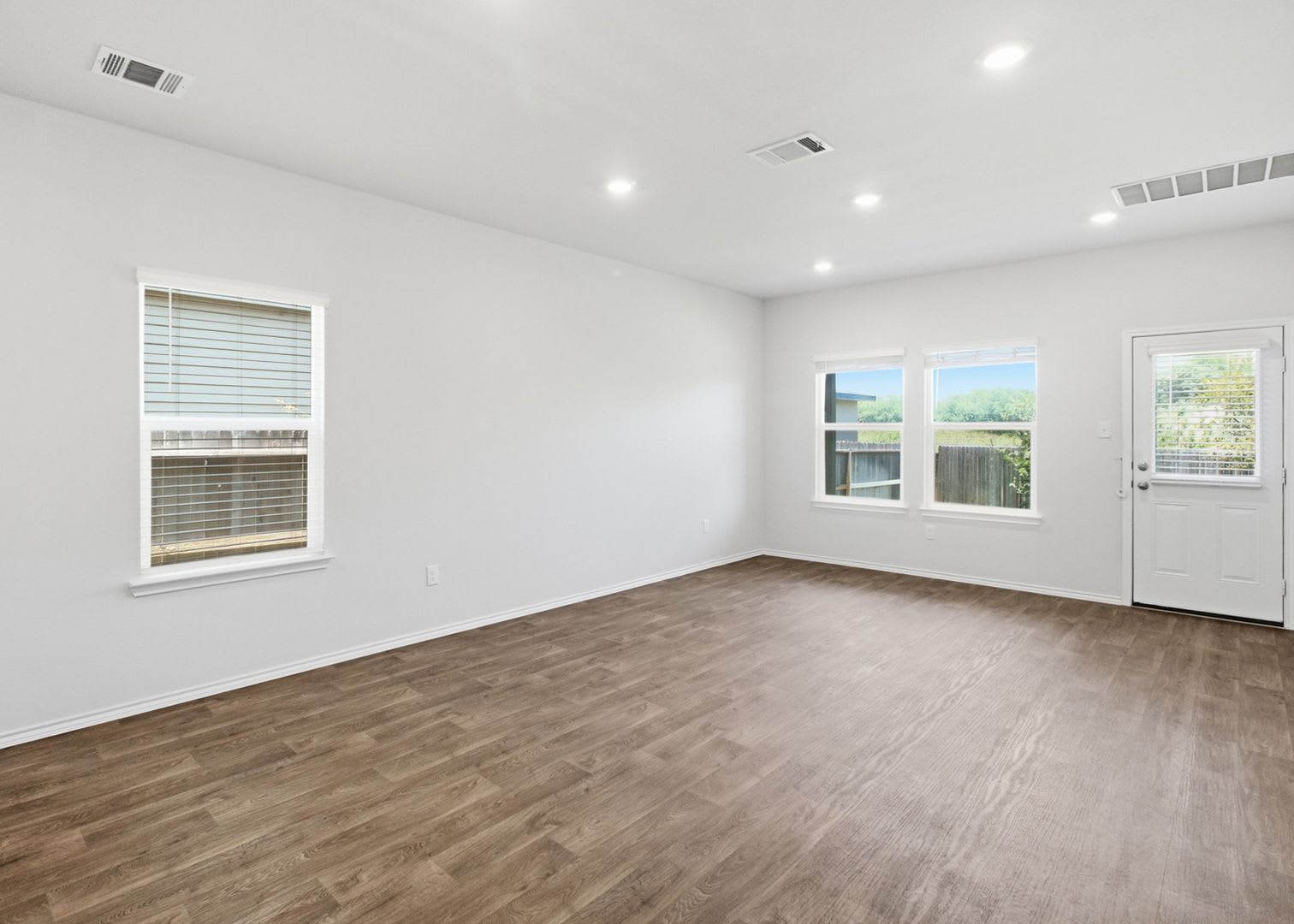 4 Bedroom Home With Primary Suite Downstairs And Community Pool – photo 3