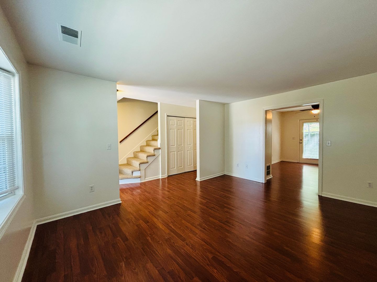 3 Bedroom, 2 Bath Townhouse – photo 3