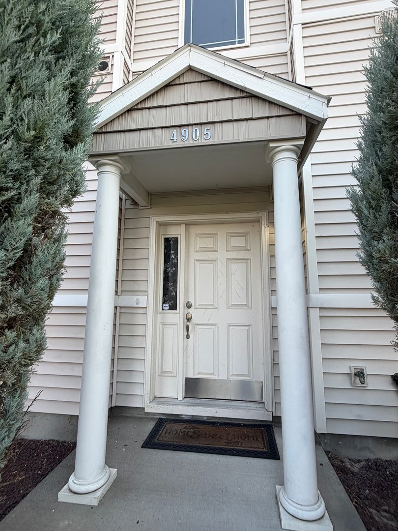 3 bed 3.5 bath Townhome available on Rd 68! – photo 2