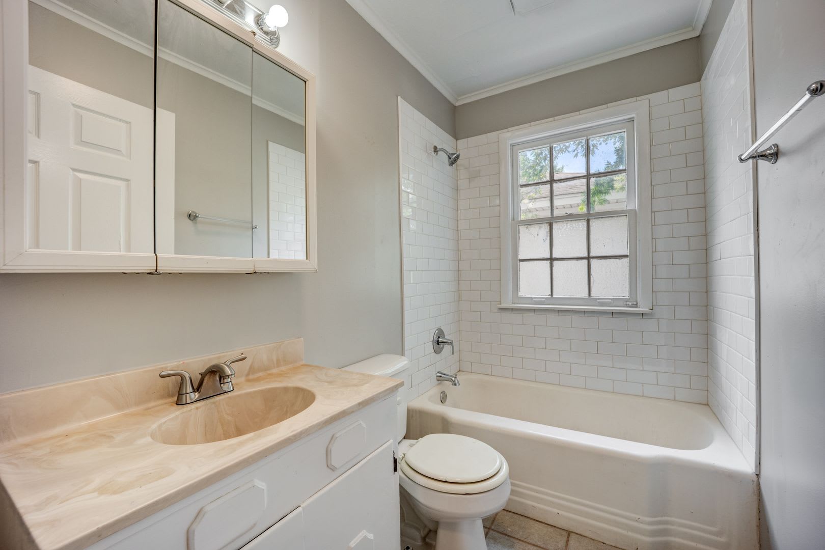 FREE MONTH RENT! Freshly Updated 3 Bedroom House – photo 3