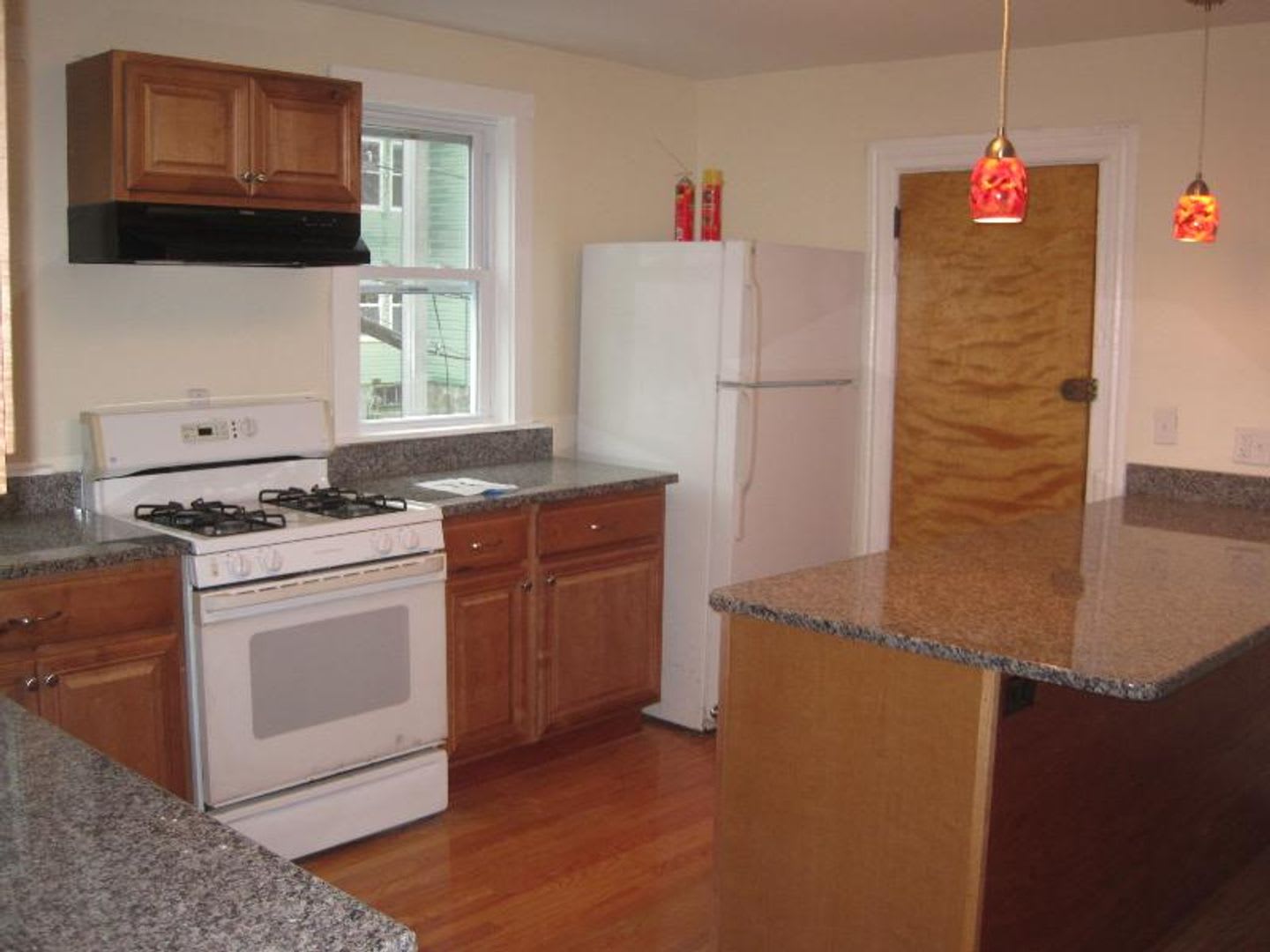 Nicely renovated 3 bed unit at an unbeatable price! – photo 4