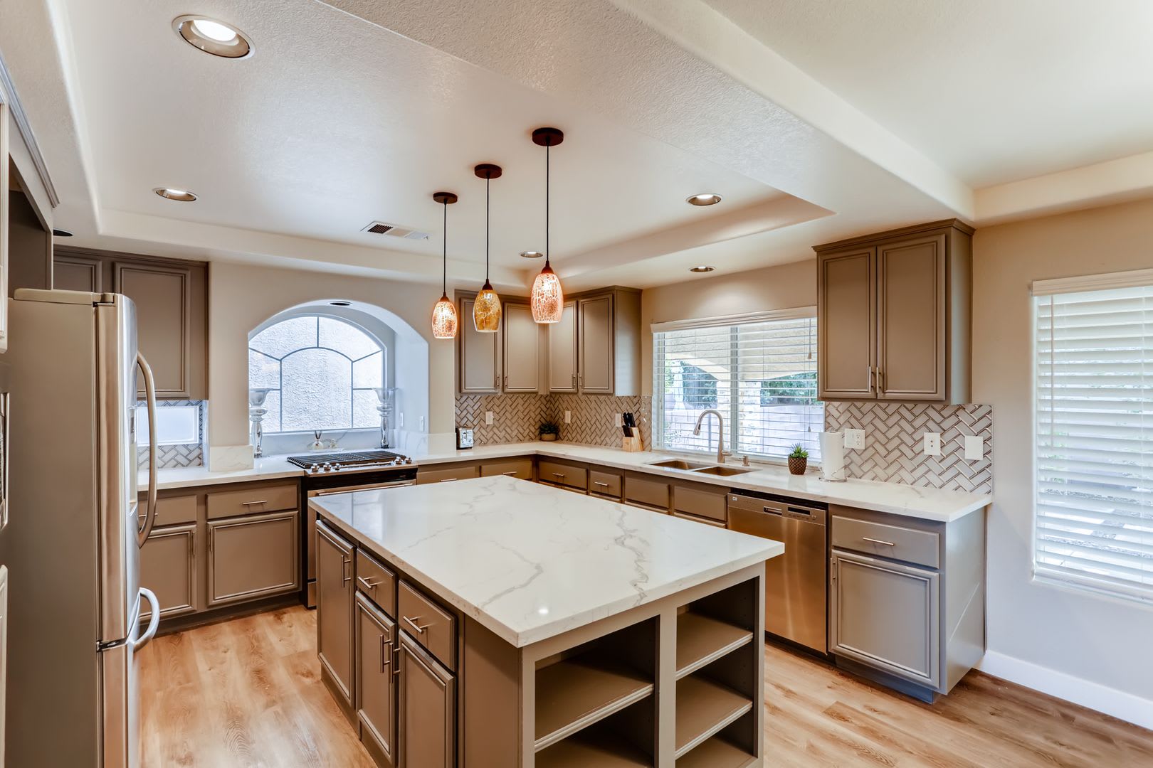 Modern 5-Bedroom, 3-Bathroom Oasis with a 3-Car Garage in the Heart of Las Vegas – photo 4