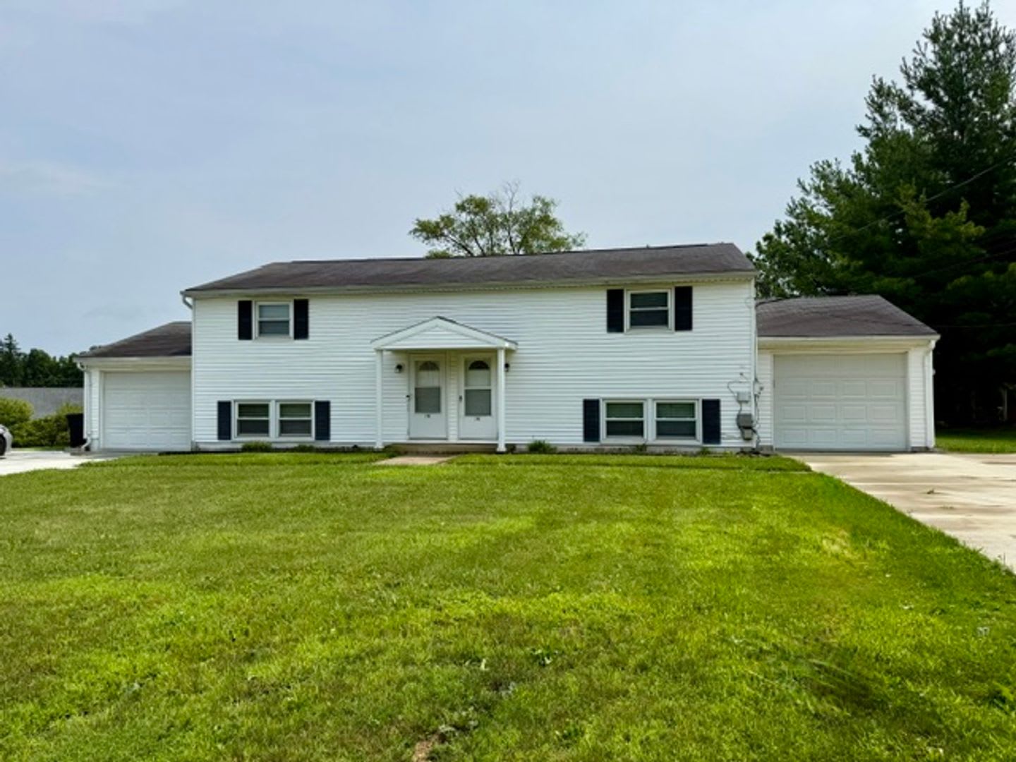 SPACIOUS 2 Bedroom Duplex Move-In Ready! – photo 1