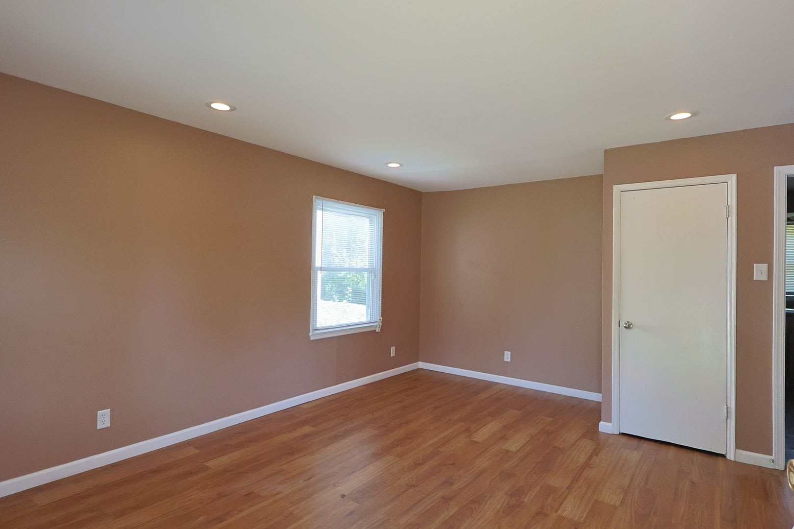 Charming 3-Bedroom Ranch with Large Backyard – photo 5