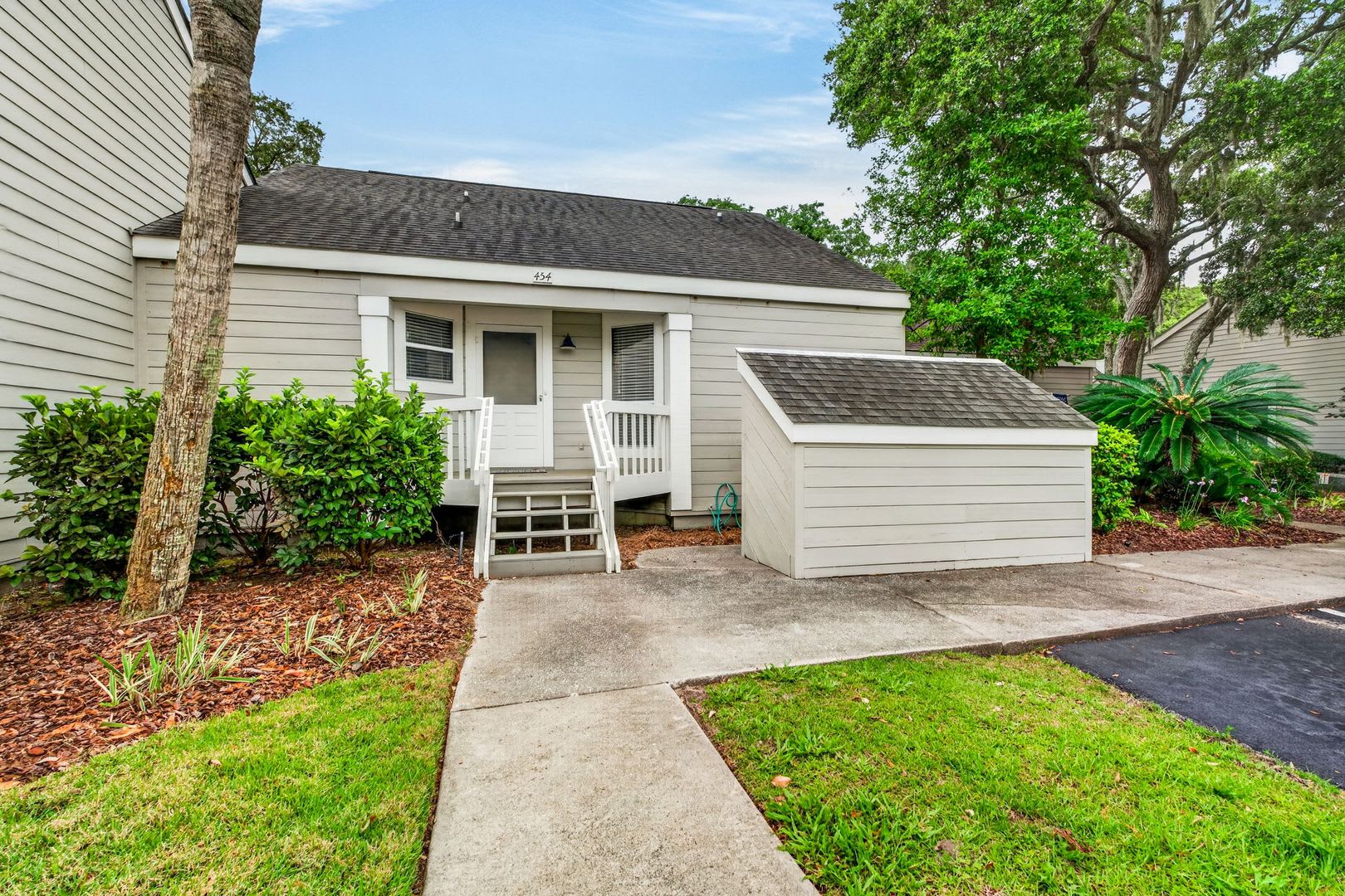Coastal Living Just Minutes from Kiawah and Seabrook – photo 2
