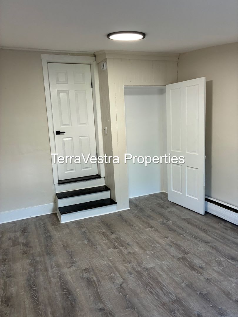 216 E Broadway – photo 4