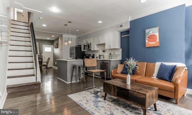 2033 SIGEL Street – photo 2
