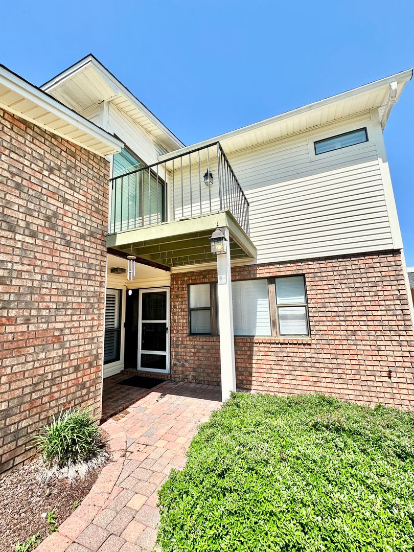 GORGEOUS 3 bedroom/3 bathroom/2 car garage townhome for rent in the desirable DONLABROOK GARDENS! – photo 3