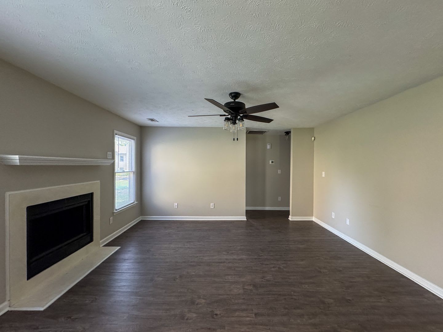 Charming 3 Bed 2 Bath Duplex in Gated Community – photo 4