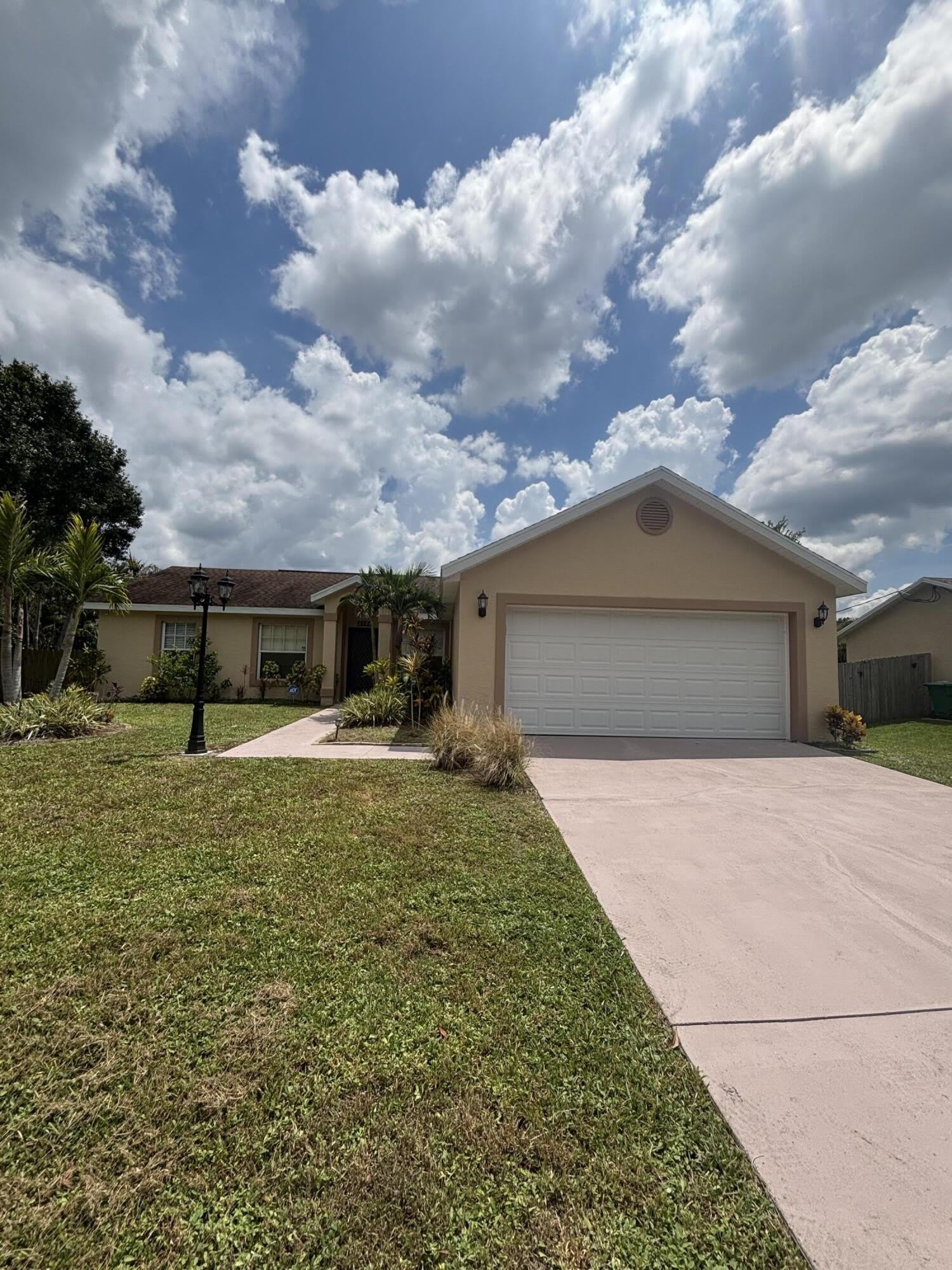 2274 SE LONGHORN Avenue – photo 1