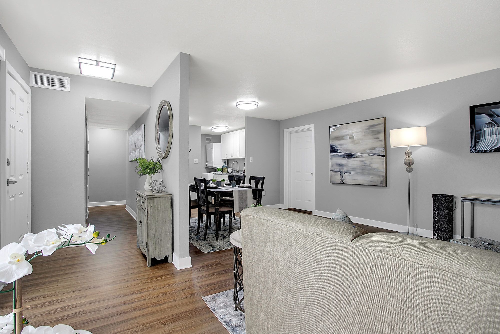 Bright Spacious 955 Sqft 2Br 2Ba Condo Excellent Commuter Location – photo 4