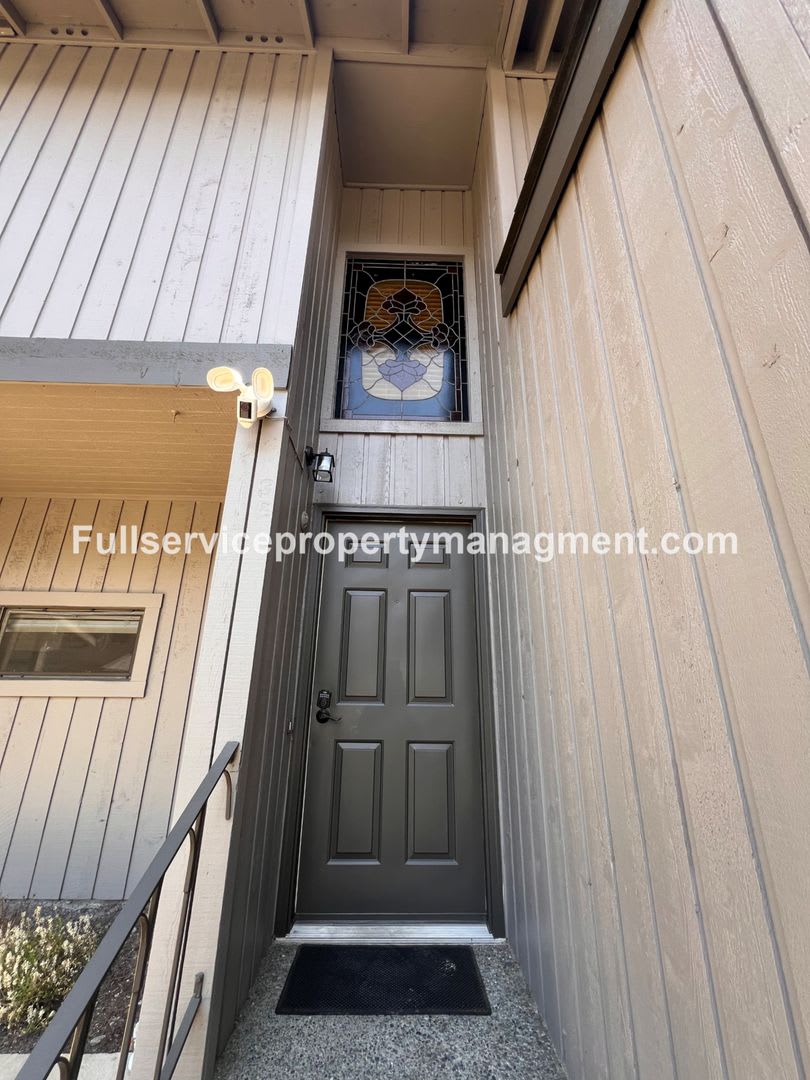 Spacious and bright Bellevue condo with AC in every room! – photo 3