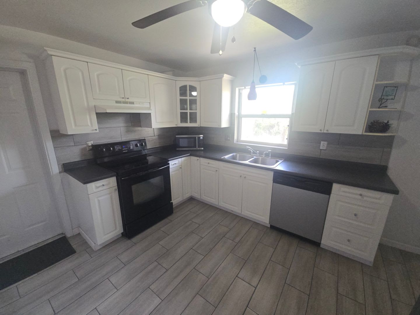 3 Bedroom 2 Bath Home Great Location – photo 4
