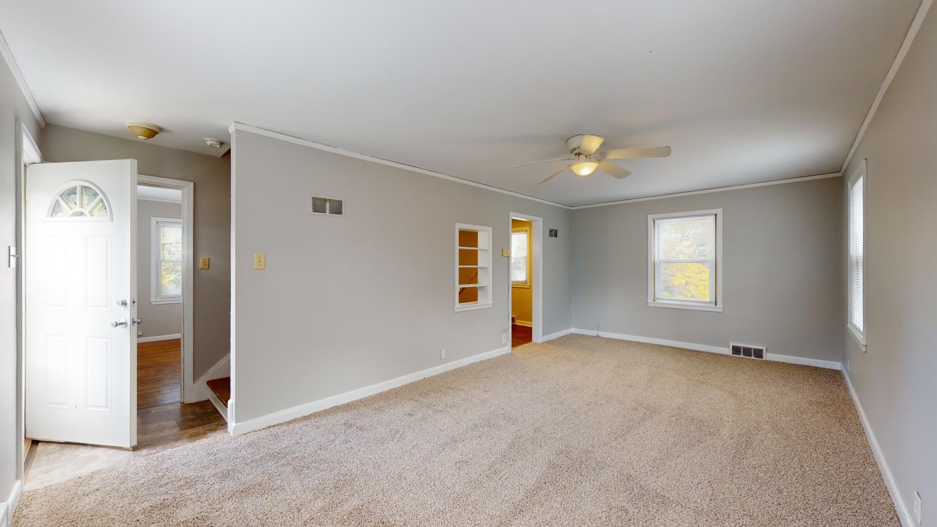 AVAILABLE NOW! Spacious 4 Bedroom House Near Campus – photo 4