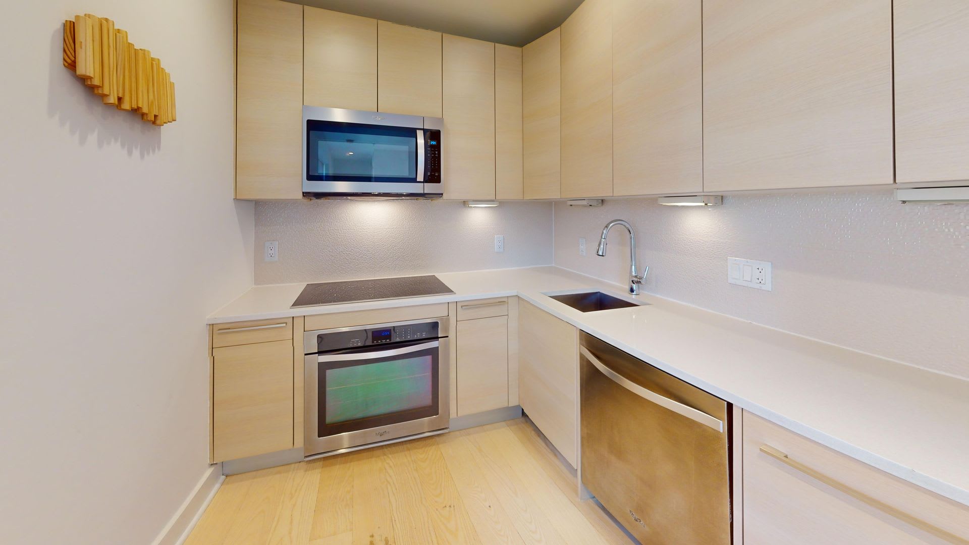 Top Floor Updated One Bedroom W/Sleek Appliances, Washer/Dryer Combo in Amazing Location! – photo 2