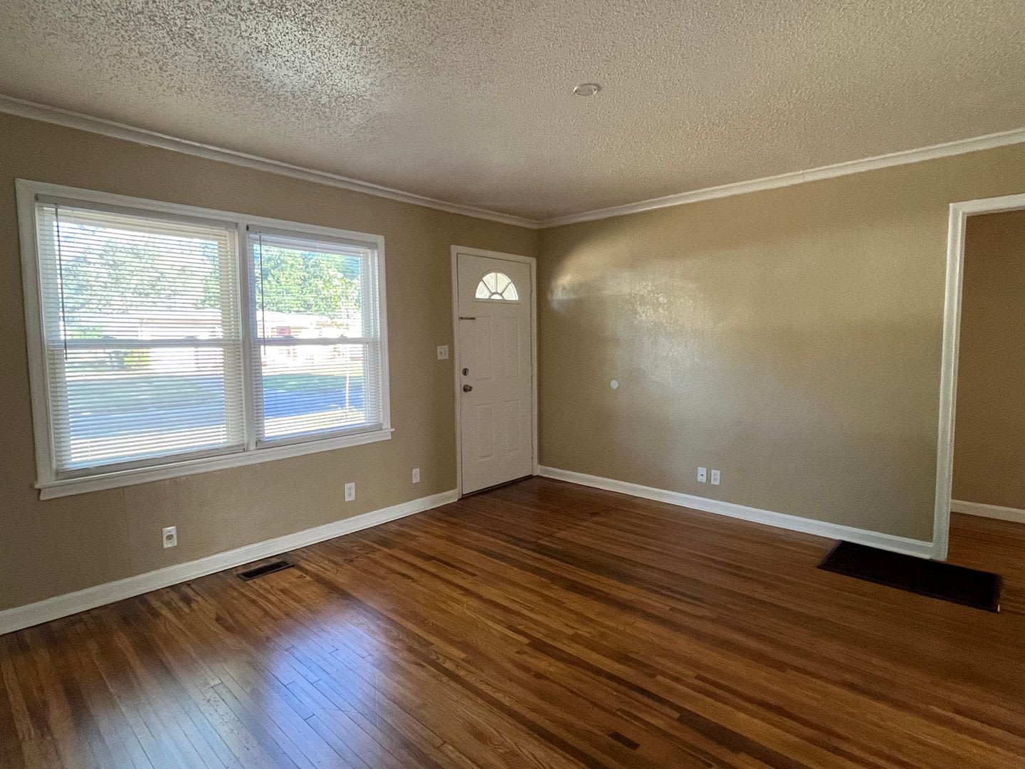 3 bedroom near Riverside Parks Trail!! – photo 2