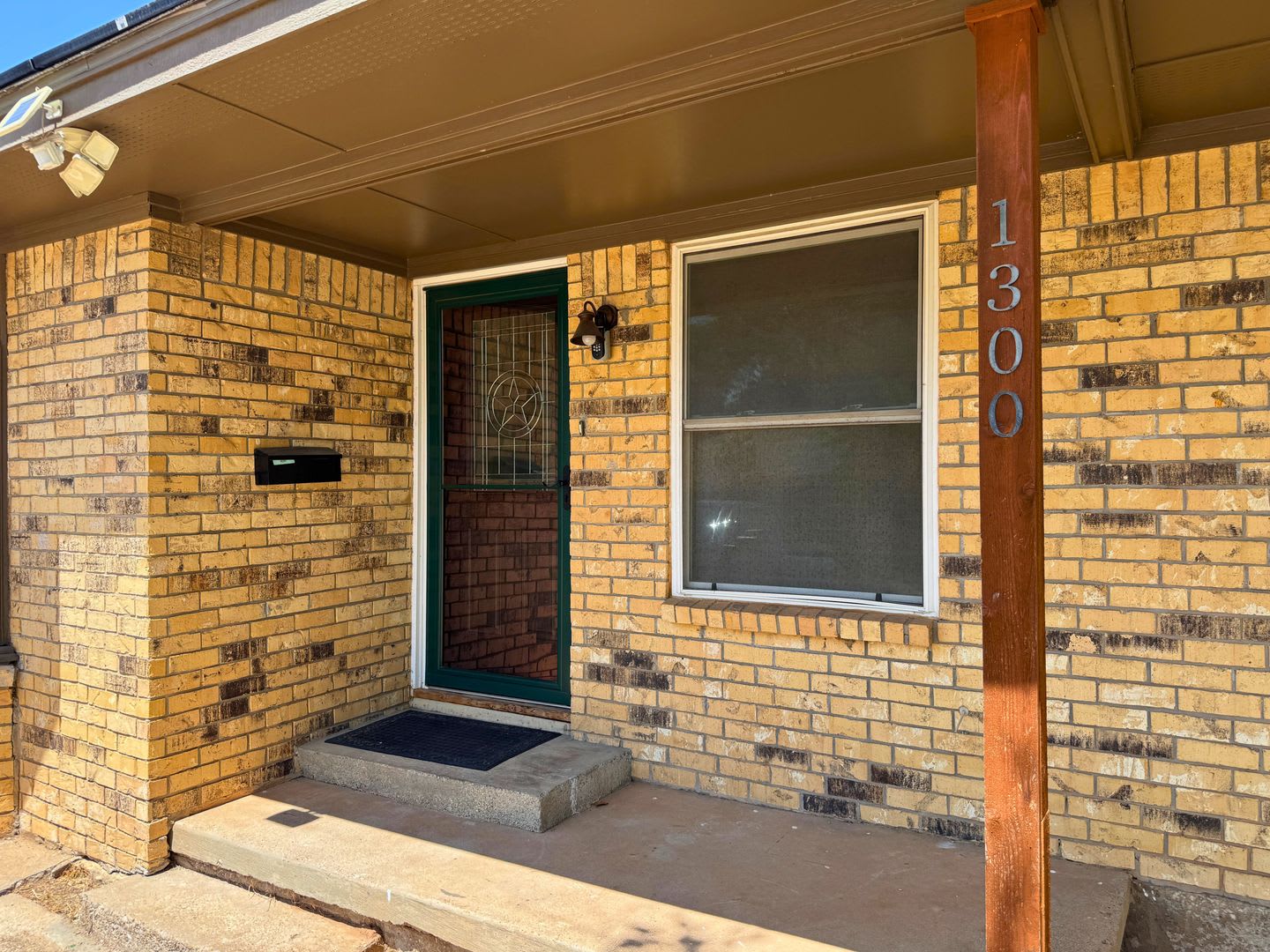 3 Bed 2 Bath Home In Ditto Heights With Solar Panels! – photo 2