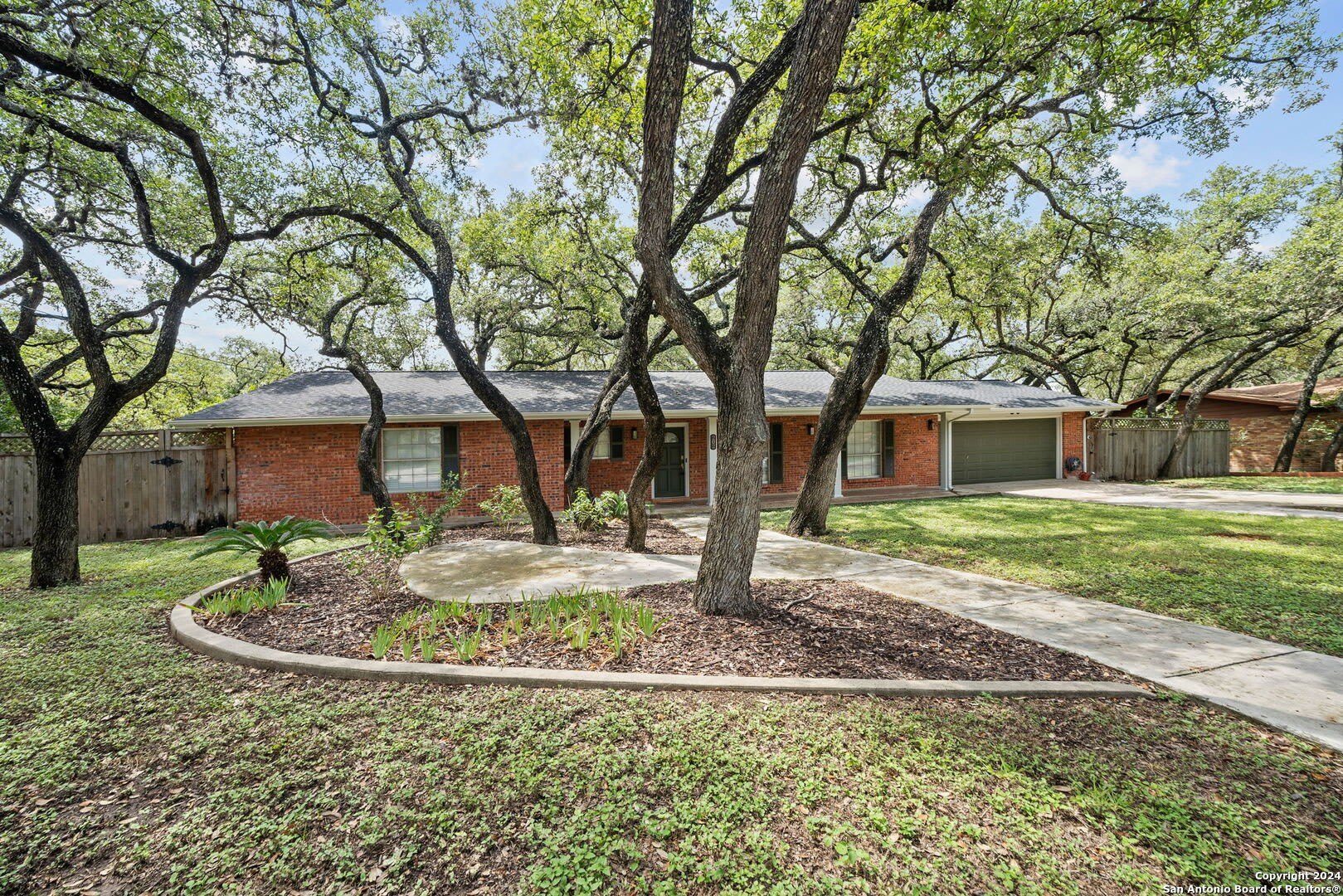 202 DONELLA DR – photo 3