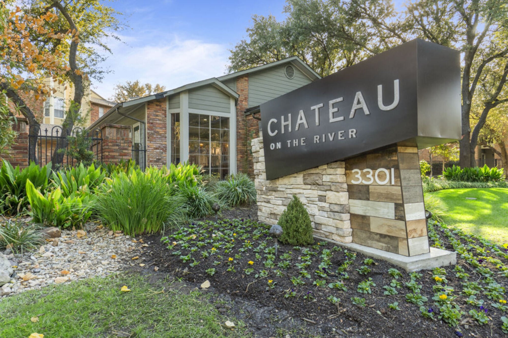Chateau on The River – photo 1