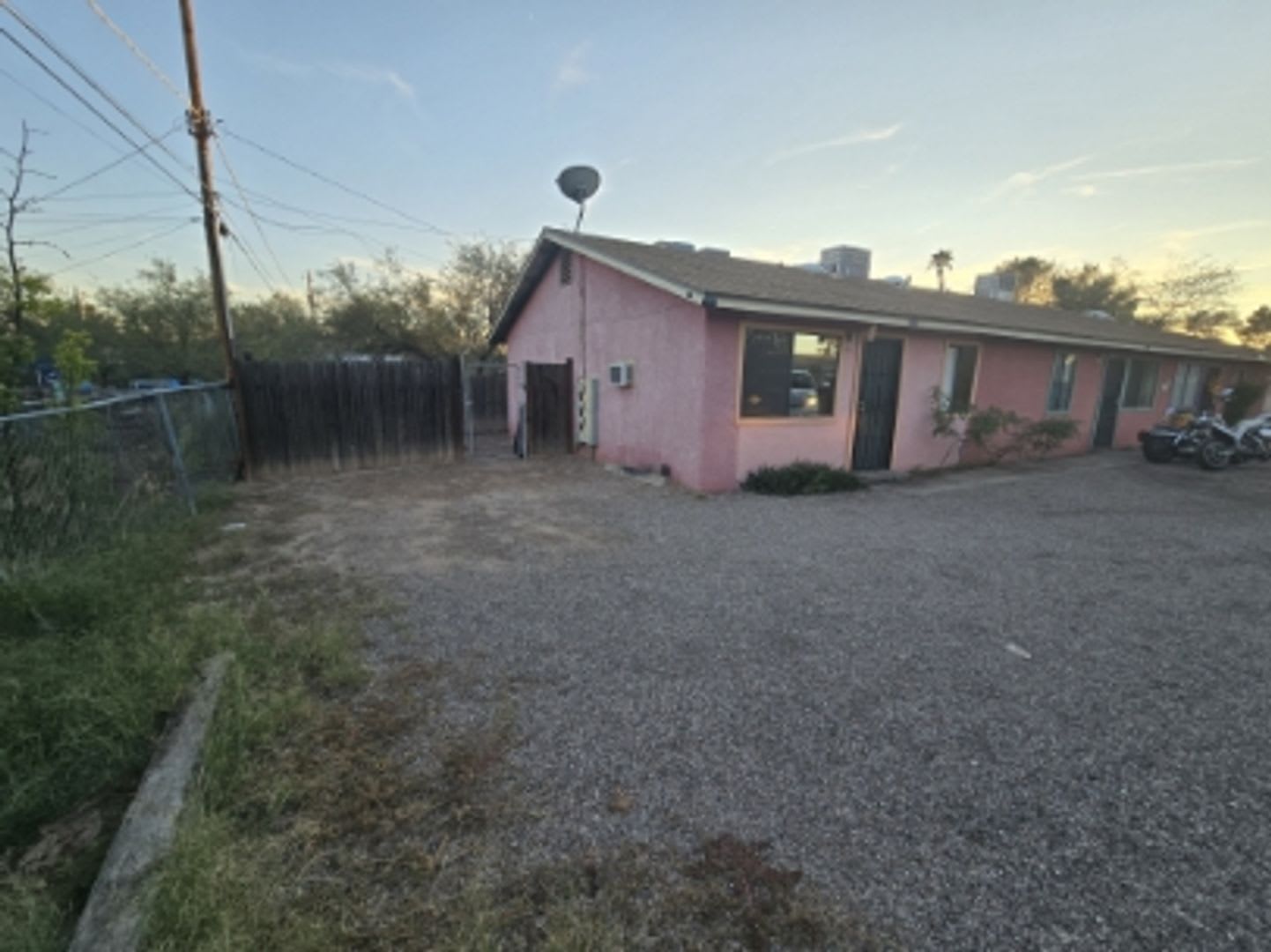 TRIPLEX 2BD/1BA COMING SOON!!! SPACIOUS BACKYARD!! – photo 2