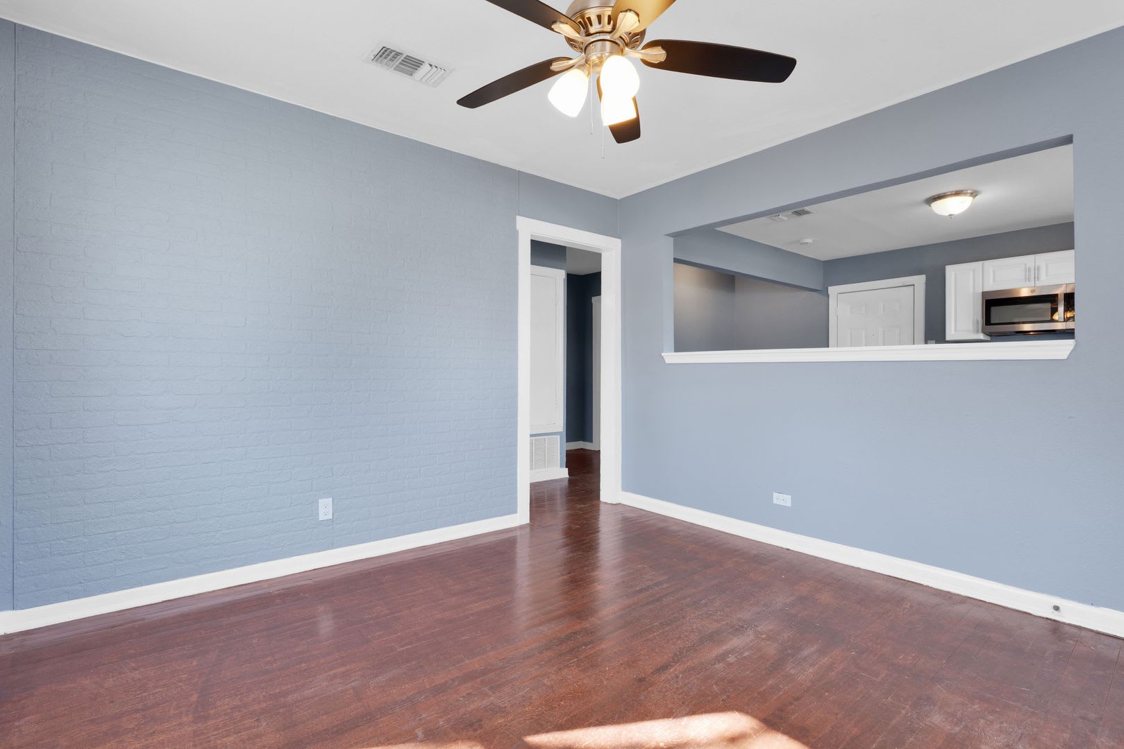 Cozy 3 Bed 2 Bath- Newly Renovated Home in Downtown San Antonio! – photo 4