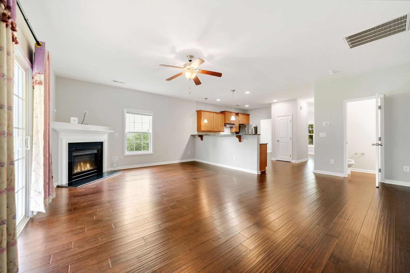 Gorgeous 5 bedroom home with loft + fully fenced yard! – photo 4