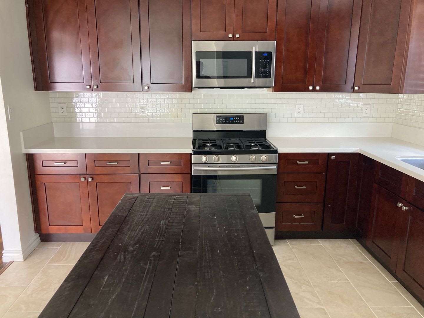 $3,795! Spacious 3-Bedroom, 3-Bathroom Home in Los Angeles! 90047! – photo 5
