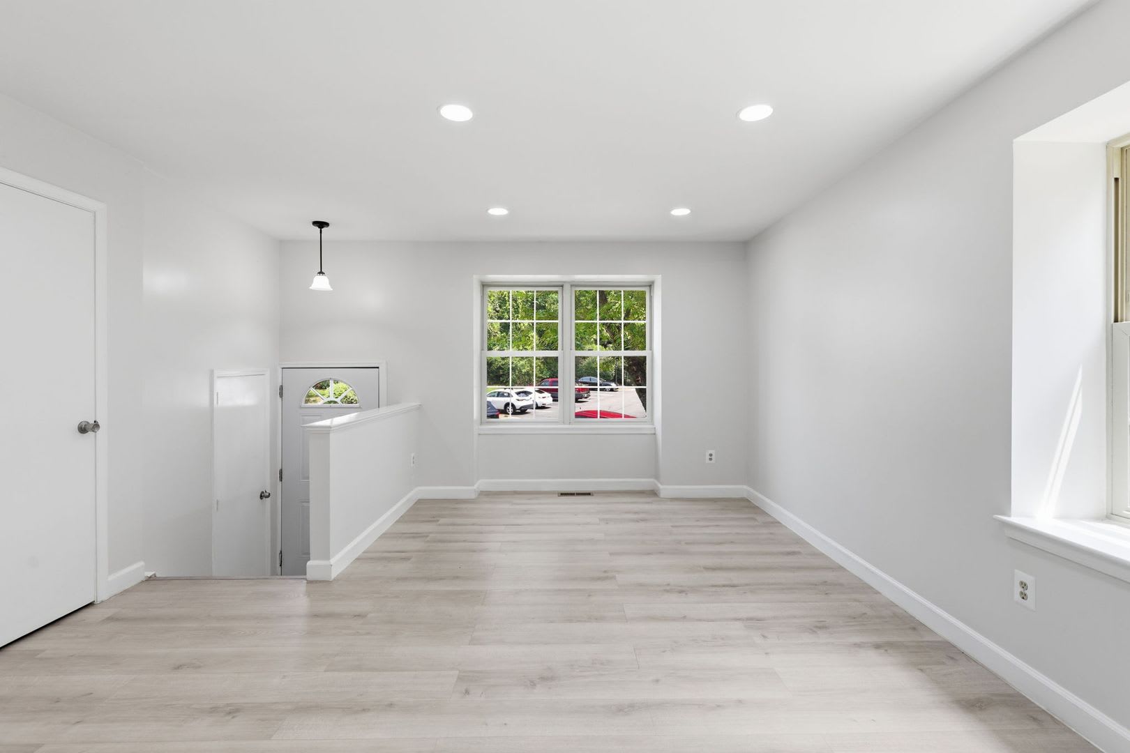 Experience Contemporary Living In This Beautifully Renovated Residence Where Modern Design Meets Everyday Comfort – photo 4