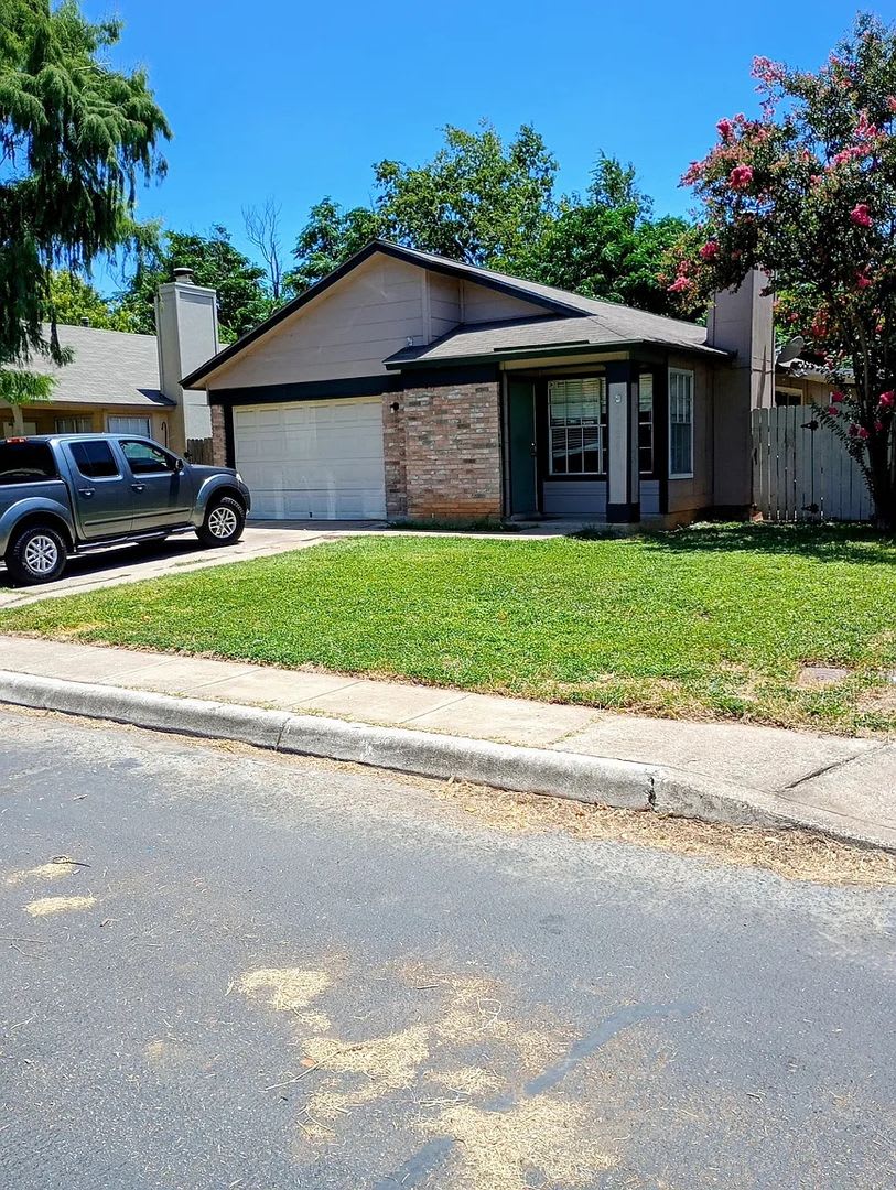 Room in 2 Bedroom Home in San Antonio – photo 1