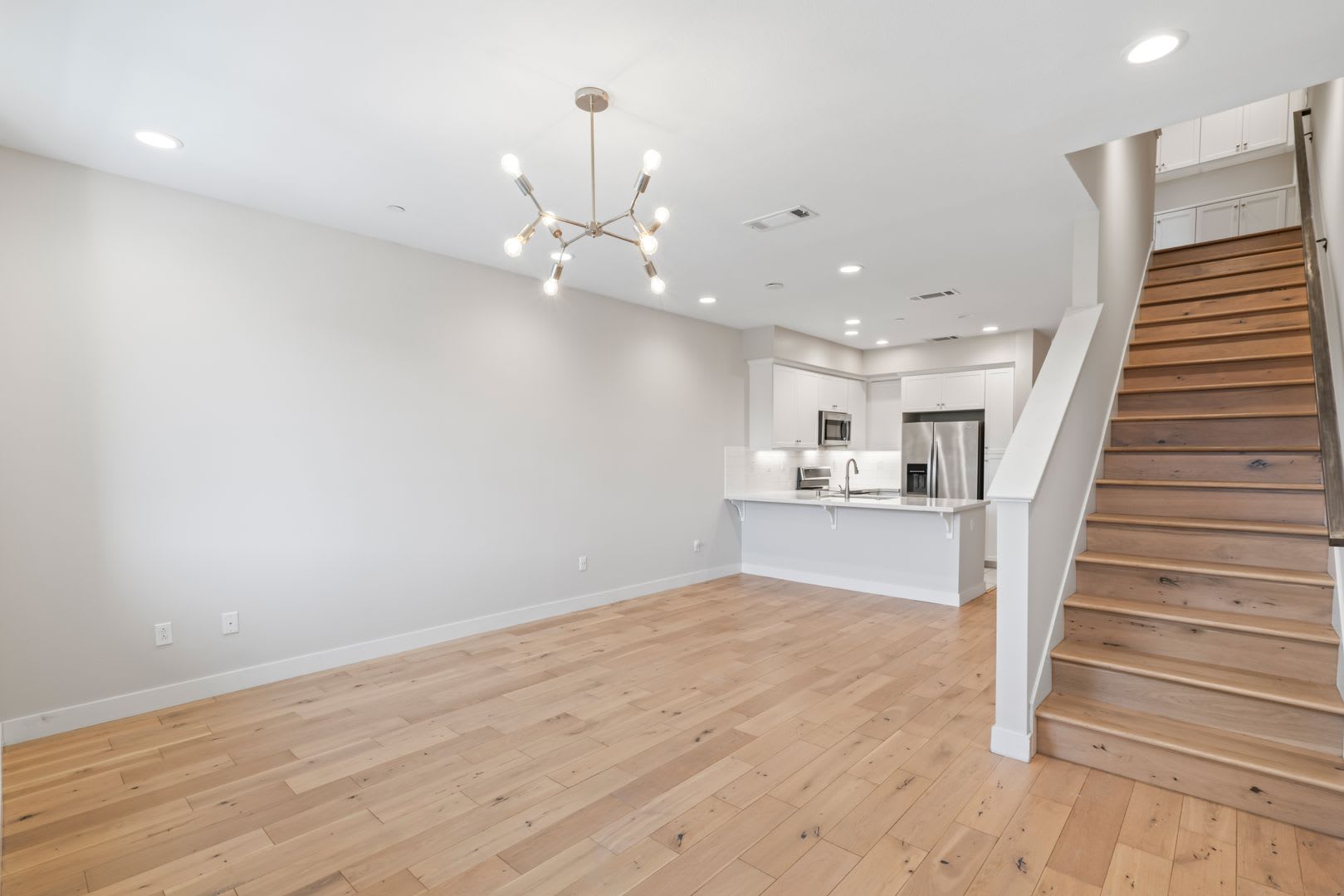 Built in 2017! Rarely available 3Bed/3Bath Townhome in SSF – photo 4