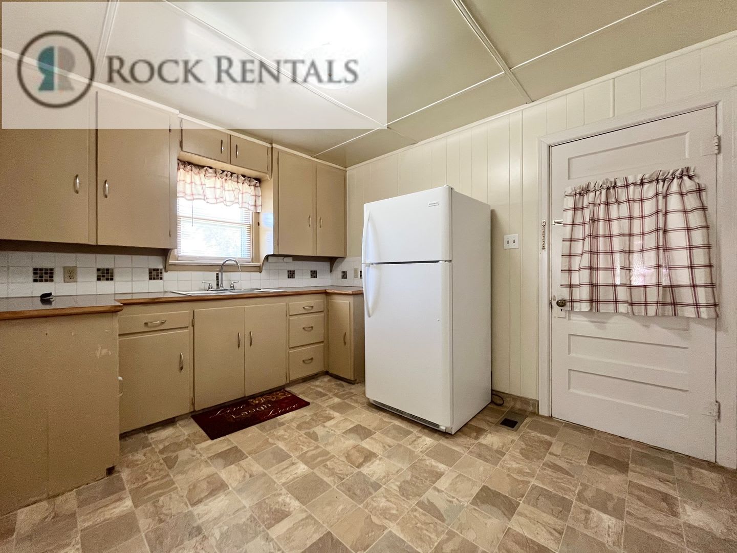 2 Bed 1 Bath House with Garage – photo 3