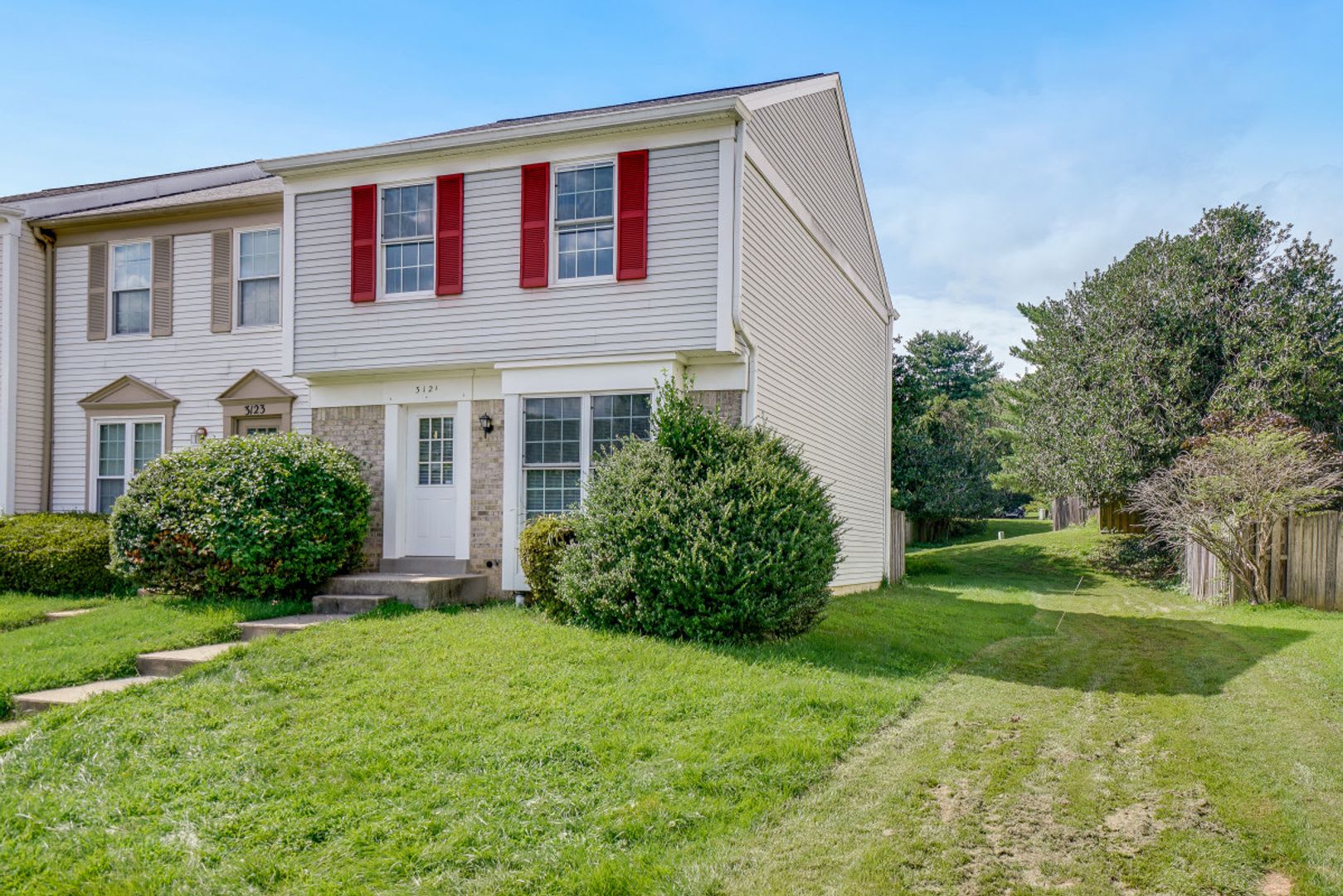 SPACIOUS 3 BEDROOM 2.5 BATHROOM TOWNHOME IS IMMEDIATELY AVAILABLE IN OLNEY – photo 2